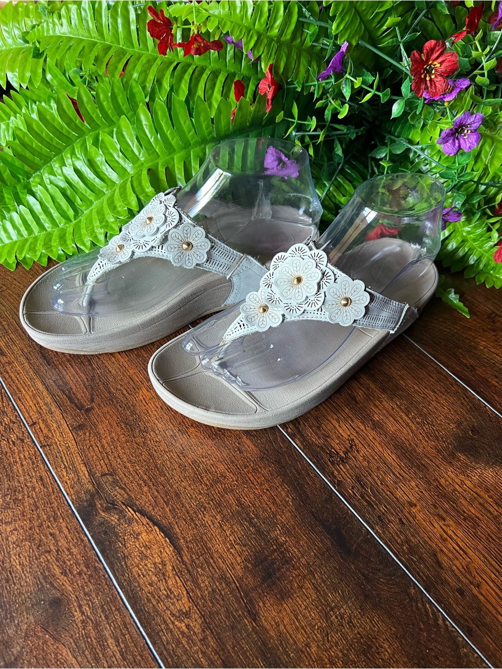 Size 6 FitFlop Women's Beige Floral Thong Sandals with Gold Accents - Picture 3 of 13